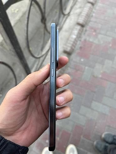 оне плюс: Смартфон с плоскими боковыми гранями и металлической рамкой. Цвет — — 5