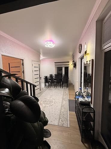 Кыймылсыз мүлк: 🏡 Сдается уютный коттедж на 8–10 человек. 💰 Цена — договорная. В доме — 2