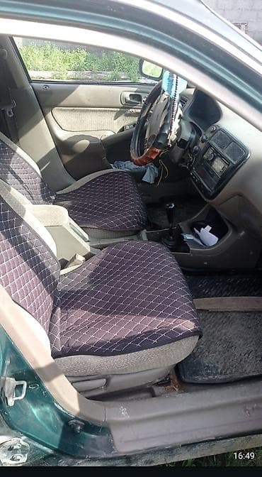 торг у капота: Honda Civic: 1998 г., Седан — 5