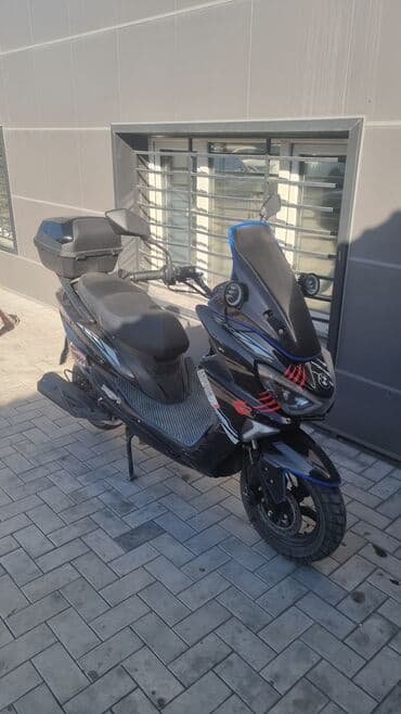 Скутер/максискутер городского типа, тёмный цвет с синими акцентами и