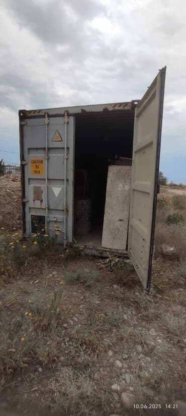 продаю вагончик: Продается контейнер оборудованный под склад.Разделен на 3 отдела,у — 2