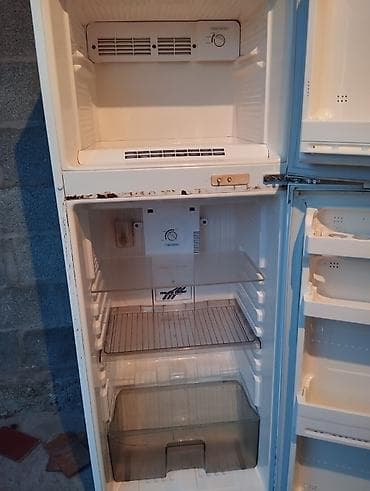 холодильник на магазин: Холодильник двухкамерный, белый, с верхней морозильной камерой. б/у в — 6