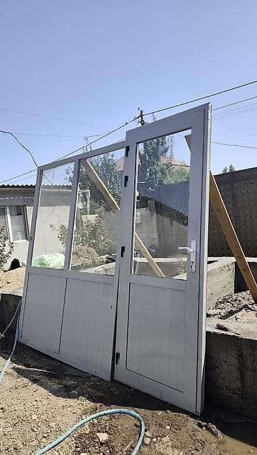 Двухстворчатые уличные ворота с калиткой, остеклённые, белые — 1