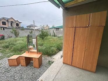 Спальный гарнитур из ЛДСП в цвете «бук/вишня»: Состав комплекта: -