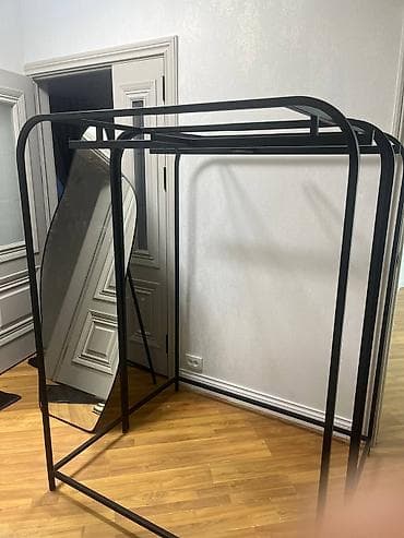 вешалка напольная для одежды: Напольная металлическая стойка для одежды с верхней полкой - — 1