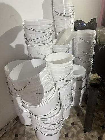 Пластиковые ведра белого цвета с металлическими ручками - Объем