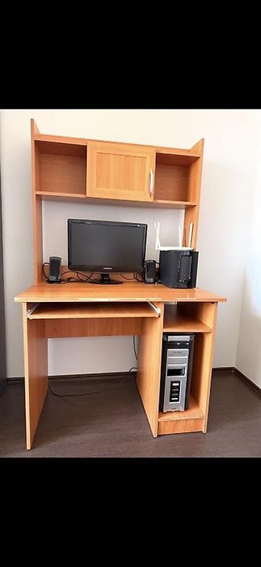 Компьютерный стол, С полками