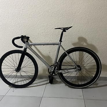 fixe gear: Велосипед с фиксированной передачей, выполненный в серебристом цвете — 1