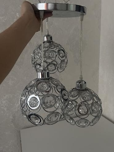 Продаю три подвесных светильника, один с тремя плафонами и два at lalafo.kg Продаю три подвесных светильника, один с тремя плафонами и два