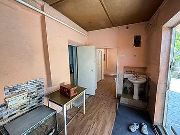 продаю дом с магазином: 🏡 Продается участок с домом в перспективном районе Бишкека! 📍 ж/м — 6