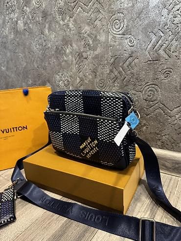 Барсетки: Барсетка, Louis Vuitton, Материал: Экокожа, Множество карманов, Регулируемый ремень, Съёмный ремень, Новый — 2