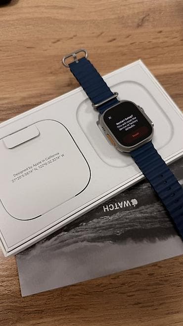 Apple Watch Ultra2 с титановым корпусом и синем ремешком Ocean Band