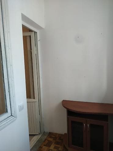 квартира гостничного типа: Продаю 1-кв. гостиничного типа, комната с балконом, дверь — 7