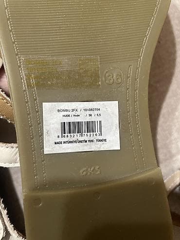 nine west: Женские сандалии-вьетнамки с декоративной цепочкой. Бренд Nina West — 2