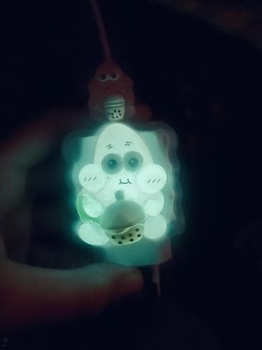 шорты тренировок: Ночник-брелок с подсветкой - Компактный светящийся брелок-ночник с — 1