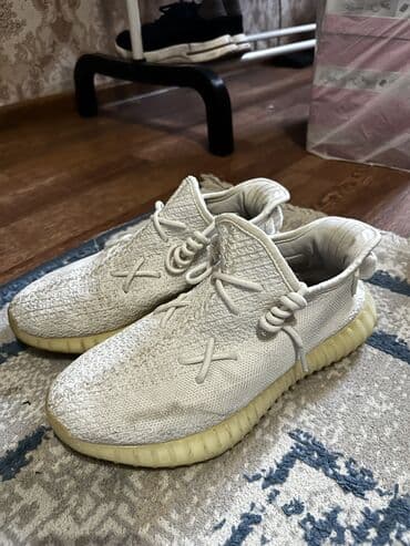 yeezy boost: Кроссовки в стиле Yeezy Boost 350, цвет — светло‑бежевый/кремовый — 1