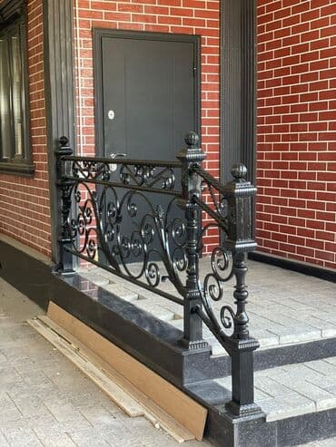 реставрация лестниц: Кованые перила черного цвета с декоративными элементами. Металлические — 2
