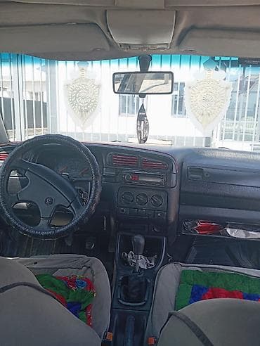 седан срочно продаю: Volkswagen Vento: 1994 г., 1.8 л, Ручные, Бензин, Седан — 4