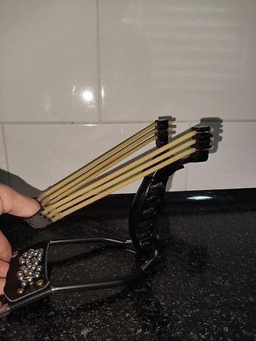 Профессиональная рогатка с усиленной тягой - Модель с пистолетной