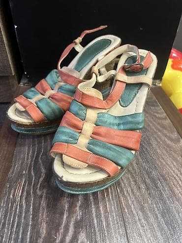 Женские сандалии на танкетке - Размер: 39 (маркировка на подошве) -