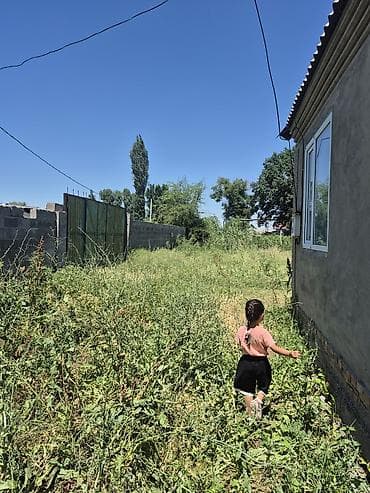 большой сад: Продаётся участок с домом в частном секторе. - Участок большой — 8
