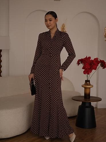 платья в горошек: Длинное женское платье в горошек - Фасон: приталенный верх с мягкими — 2