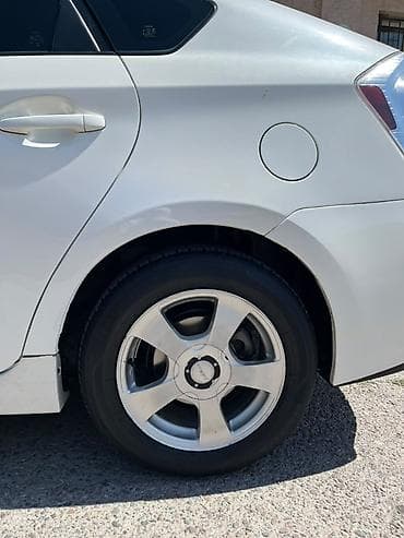 byd e7: Toyota Prius: 2016 г., Гибрид, Хэтчбэк — 5
