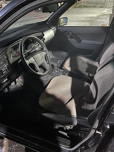 простой: Volkswagen Passat: 1992 г., Седан — 5