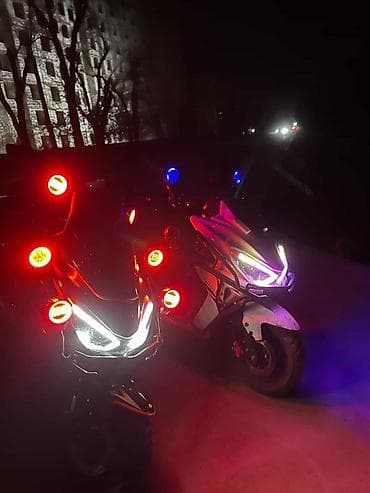 мотороллер с кабинкой: Макси-скутер 150 куб. см, Бензин — 4