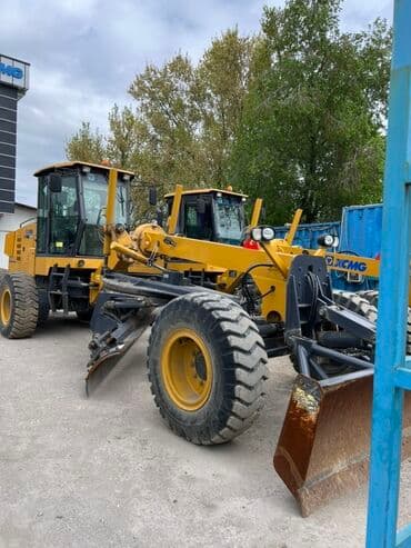 АРЕНДА автогрейдер XCMG желтого цвета для дорожно-строительных работ