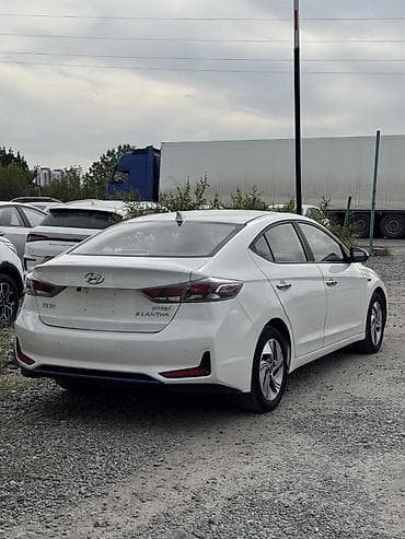 митцубиси спейс стар: Hyundai Elantra: 2020 г., 1.6 л, Автомат, Гибрид, Седан — 5