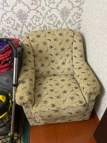 кресло для работы: Мягкое кресло с подлокотниками, обитое тканью с цветочным рисунком — 1