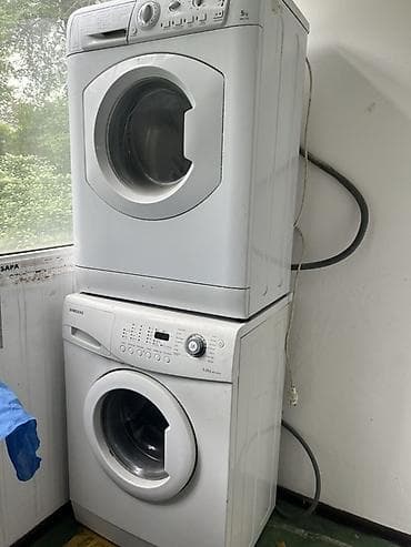 Стиральные машины Samsung (нижняя) и Indesit/Ariston (верхняя) с