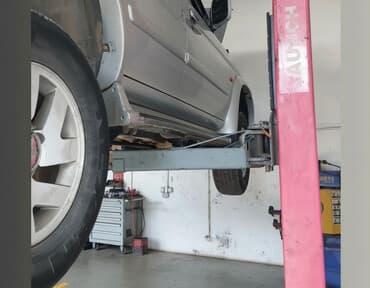 Автосервис — подъемник для обслуживания легковых автомобилей -
