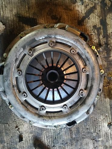 На Nissan X-trail 2.0-2.5 бензин. 2.2 дизель 2002-06 маховик демпфер