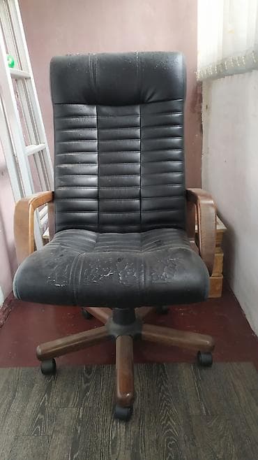 Комоддор: Офис креслолор, Колдонулган, Дөңгөлөктүү, түсү - Кара, Экокожа — 1