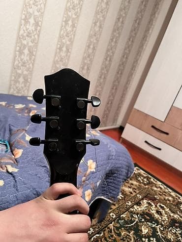 Гитары: Акустическая гитара 6-струнная, дредноут, черный глянцевый корпус — 4