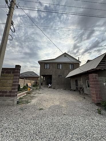 дом с участком: Продаётся двухэтажный частный дом с участком. Основные — 1
