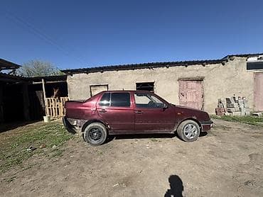 обшивка дверных карт: Volkswagen Vento (седан), бордовый цвет. Характеристики и — 2