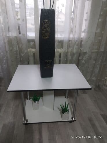 столы для кафе: Дизайнерский стол "журнальный." на колесиках. В отличном состоянии — 1