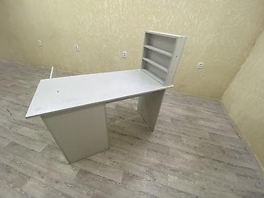 Продается 
Маникюрный стол 4тс
Полка для лаков 3тс — 3