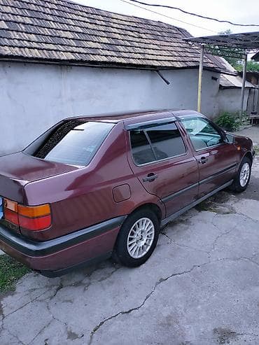 Volkswagen Vento: 1992 г., 1.8 л, Механика, Бензин, Седан — 2