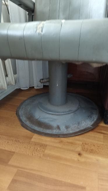 Маникюрные столы: Старинное парикмахерское кресло на тяжелом металлическом основании. - — 2