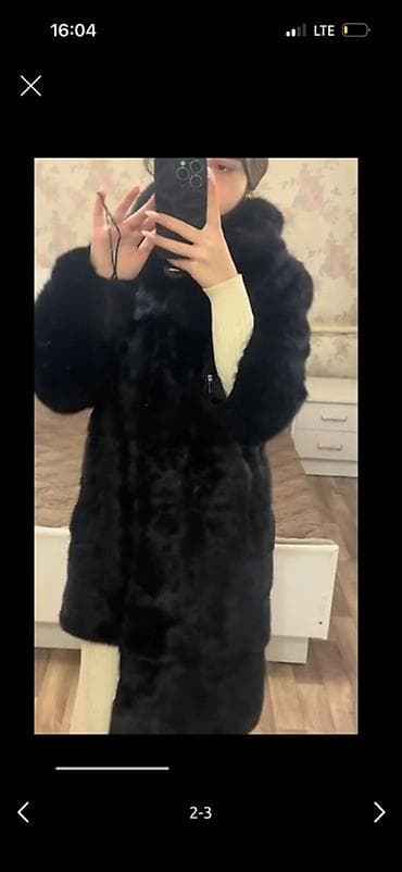 Шубы: Шуба из норки, цвет глубокий черный. - Крой: прямой, длина до колена — 1