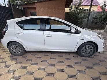 Продажа авто: Toyota Prius C: 2016 г., 1.5 л, Автомат, Гибрид, Хэтчбэк — 2