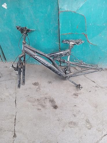 Рама горного велосипеда черного цвета с надписью "GIANT". Эта модель at lalafo.kg Рама горного велосипеда черного цвета с надписью "GIANT". Эта модель