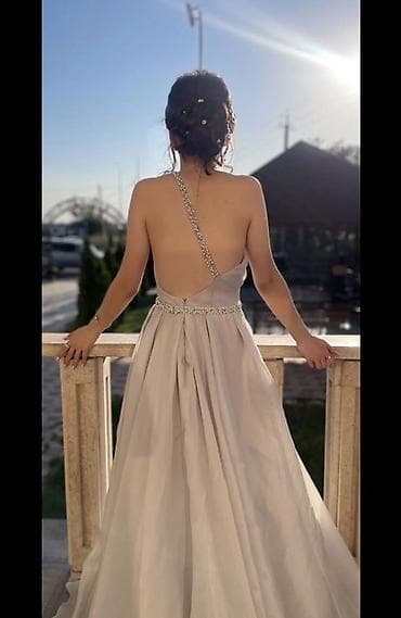 классика одежда: Вечернее платье в греческом стиле, светло-серого оттенка. - Силуэт — 3