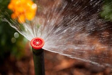 разбрызгиватель садовый: Форсунка регулируются и радиус ее полива составляет 3,7 метра. модели — 9