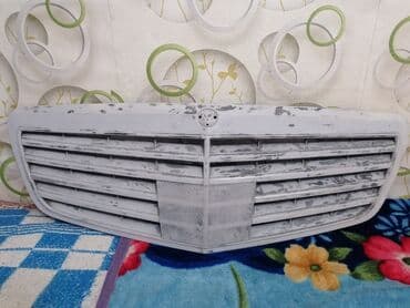 Продаю переднию решётку оригинал на Mercedes, вся целая надо только