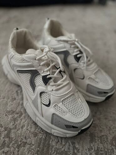 волейболный кросовка: Кроссовки спортивные, белые с серыми и черными вставками - Дизайн — 1